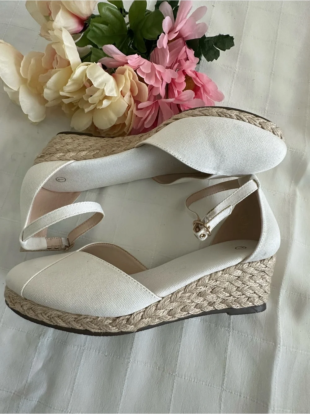 Juliet Holly NWOT Ankle-Strap Espadrille Wedge in White